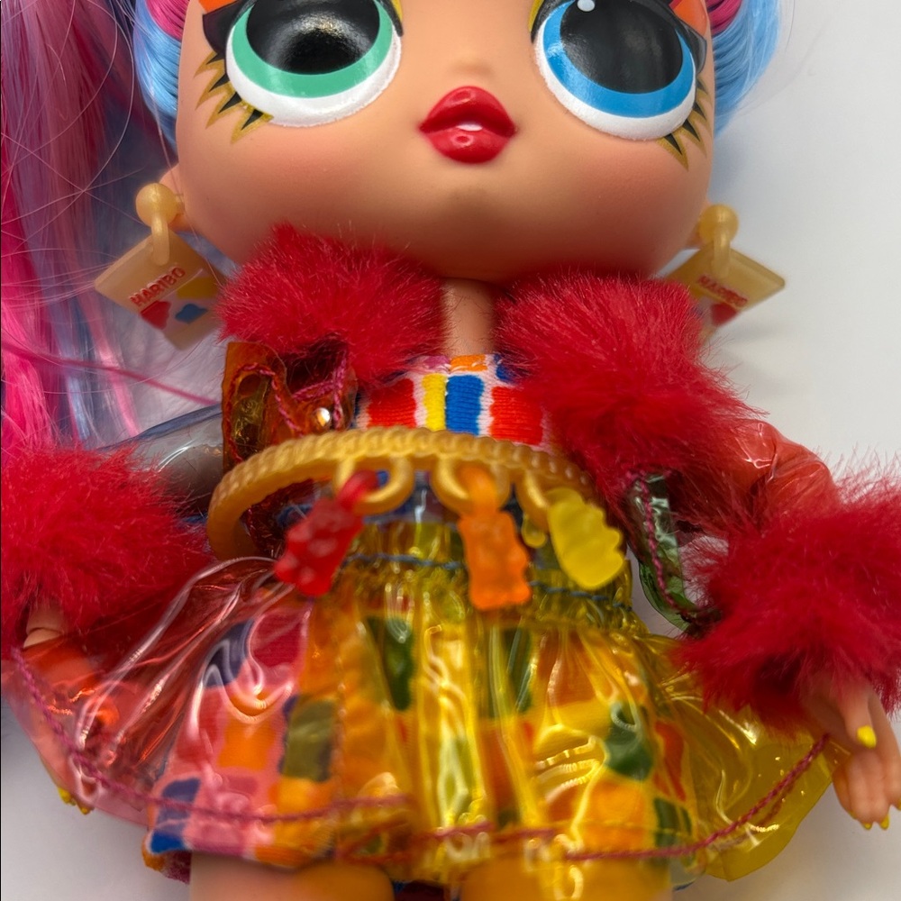 L.O.L. Surprise! Tween Rainbow Pop Doll with Pink, Blue & Yellow Hair - Picture 9 of 12